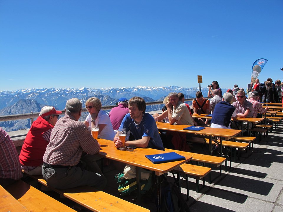 Uống bia trên đỉnh núi cao nhất nước Đức